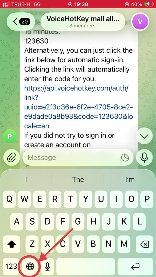 Klawiatura iOS ze strzałką wskazującą klawisz globusa