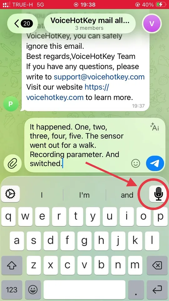 Klawiatura VoiceHotKey ze strzałką wskazującą przycisk mikrofonu dyktowania